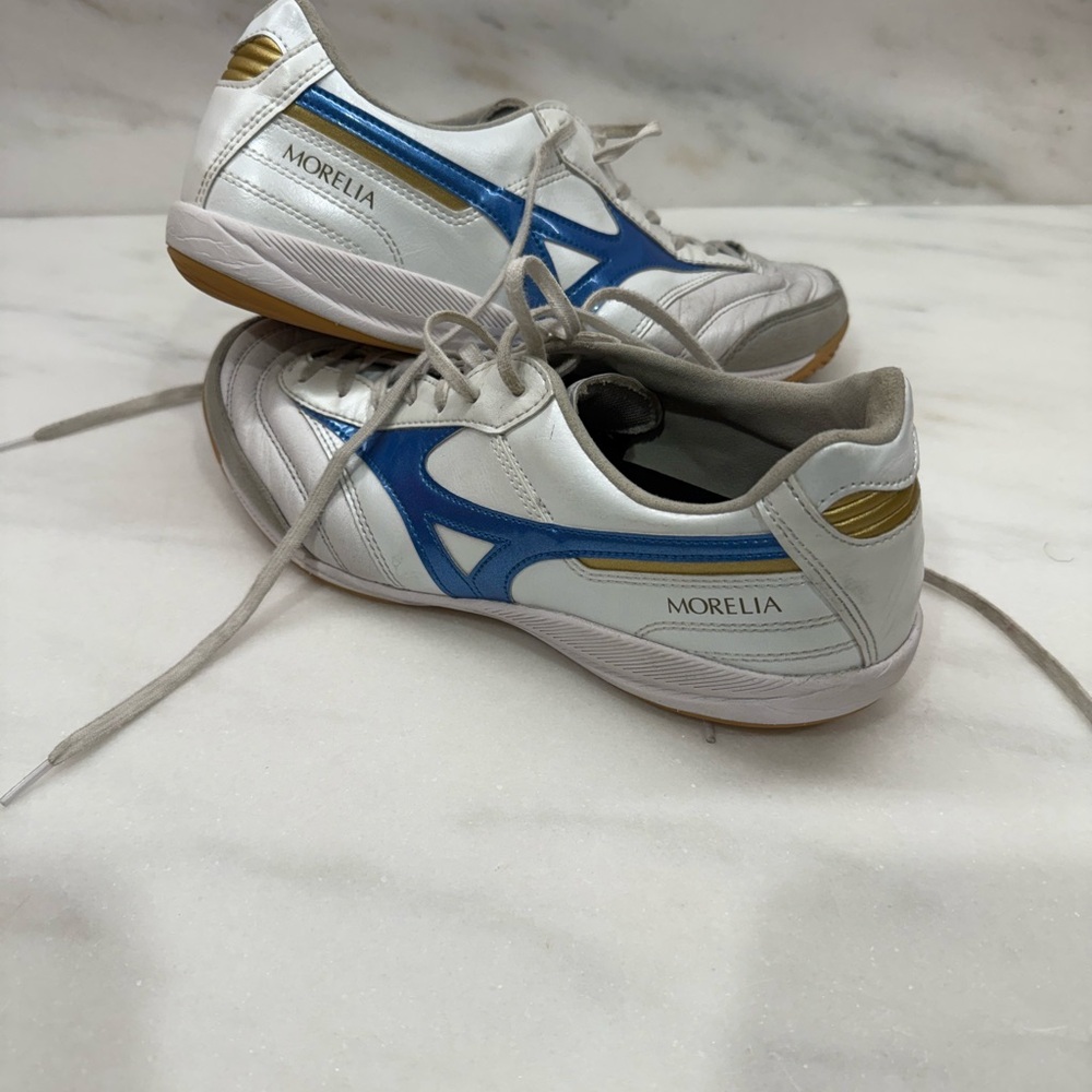 Mizuno Morelia Professional White and Blue Indoor Soccer / Court Shoes M7.5 / W9